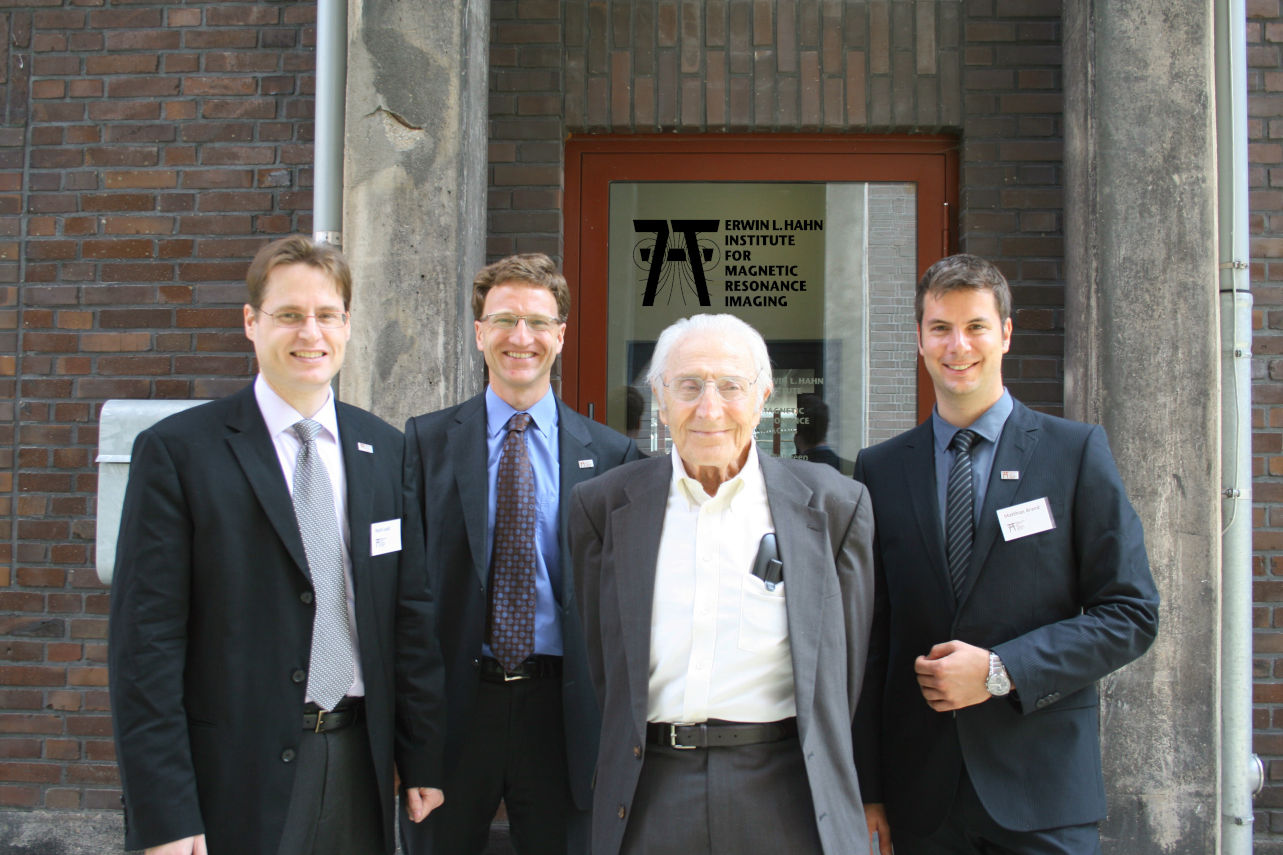 Erwin L. Hahn mit den Gründungsdirektoren des ELH Instituts (2009)