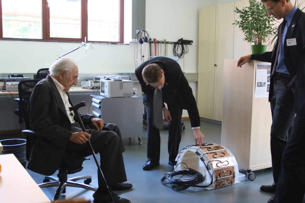 Mark Ladd and David Norris demonstrate home-built ELH RF coils to Erwin L. Hahn (2009)